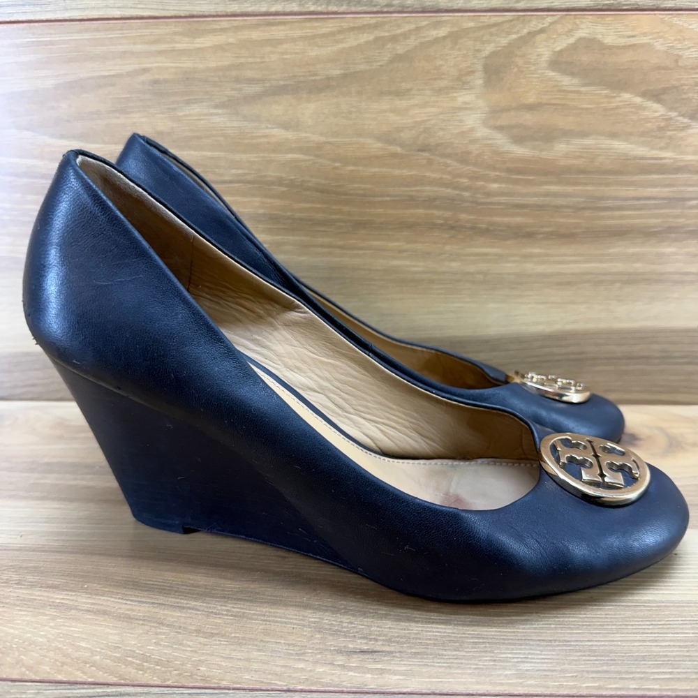 Tory Burch Chelsea Wedge Pump 8.5 M Black Leather Gold Logo Office Modern Church - Picture 5 of 11